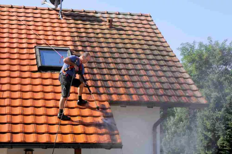 Nettoyer la toiture abîmée d'une maison mitoyenne, Tremblay-en-France, MONSIEUR JACQUES MEHRSTEIN